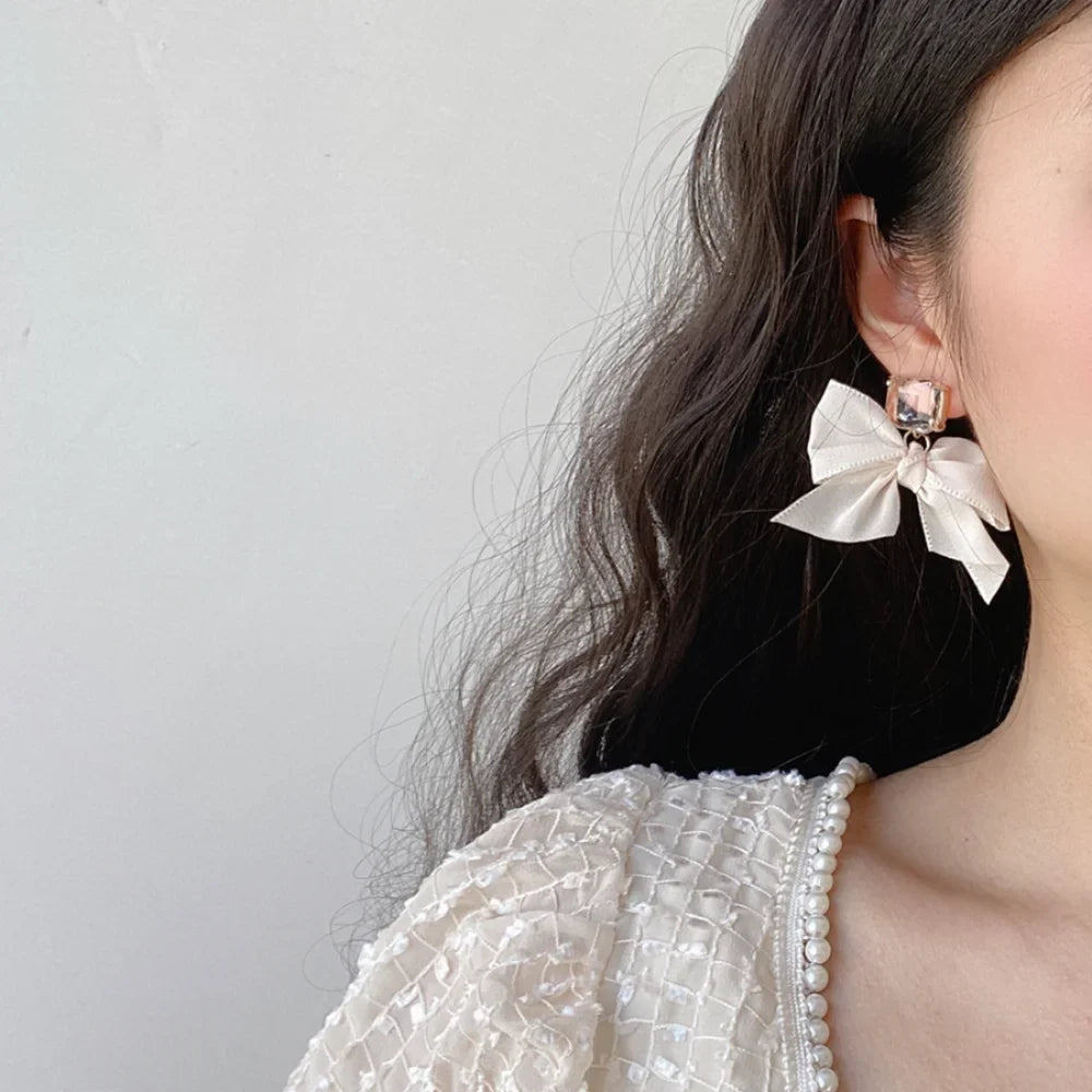 New Fashion Korean Cute Sweet Black White Women Statement Stud Earrings Fabric Lace Bow Drop Earrings Luxury Jewelry Party Gifts