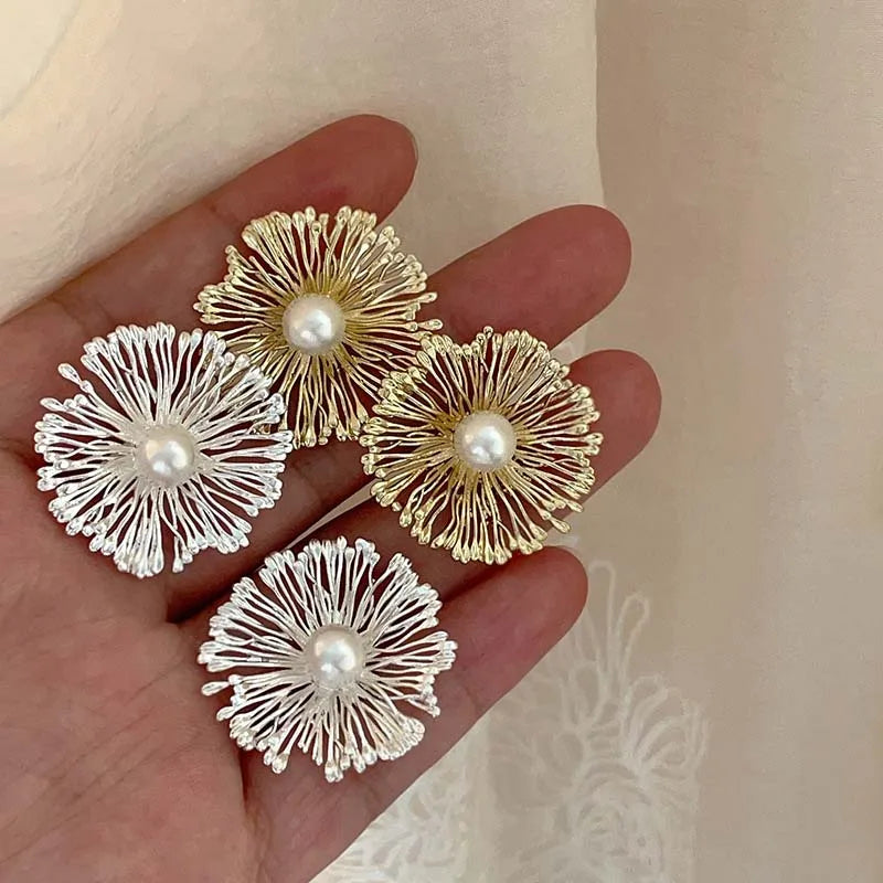 Exaggerated Metal Flowers Pearl Stud Earrings For Women Fashion Gold Color Hollow Round Temperament Earrings Jewelry Party Gifts