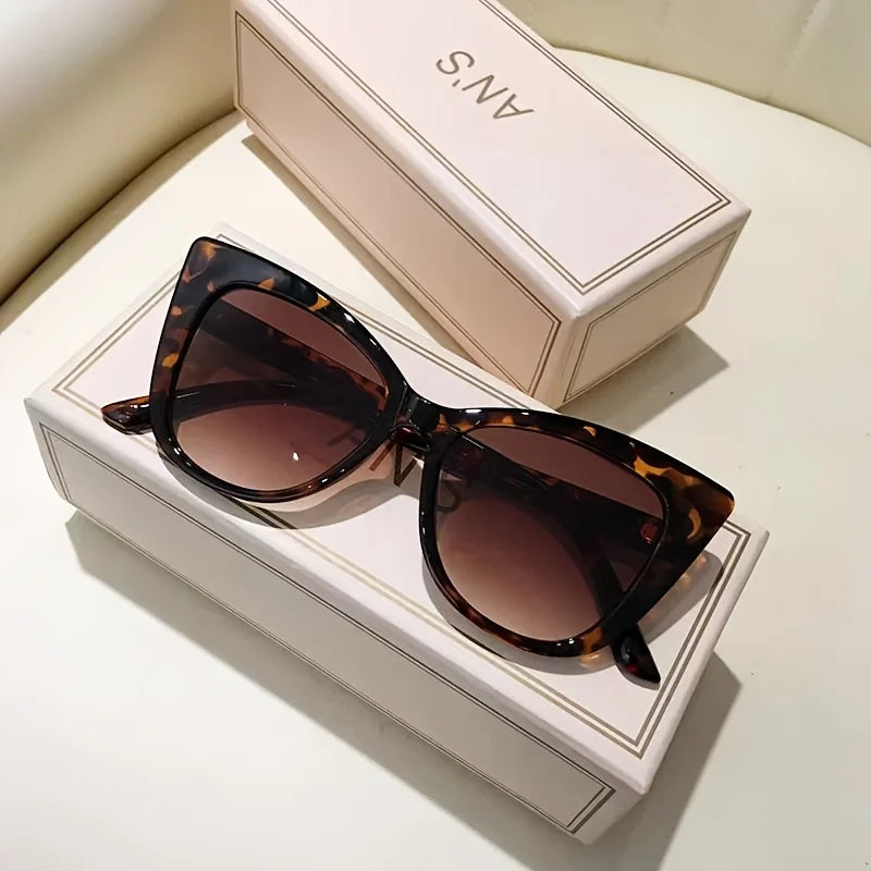 New style Women's cat's eye box simple gradient color matching Sunglasses-Joker fashion glasses