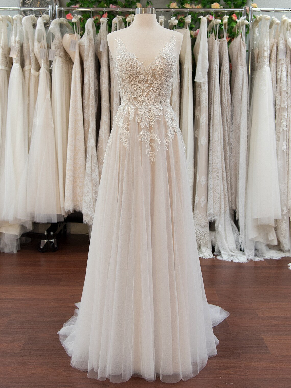 White Bridesmaid Dresses: Lace Applique Wedding Dress V Neck Backless A Line Tulle