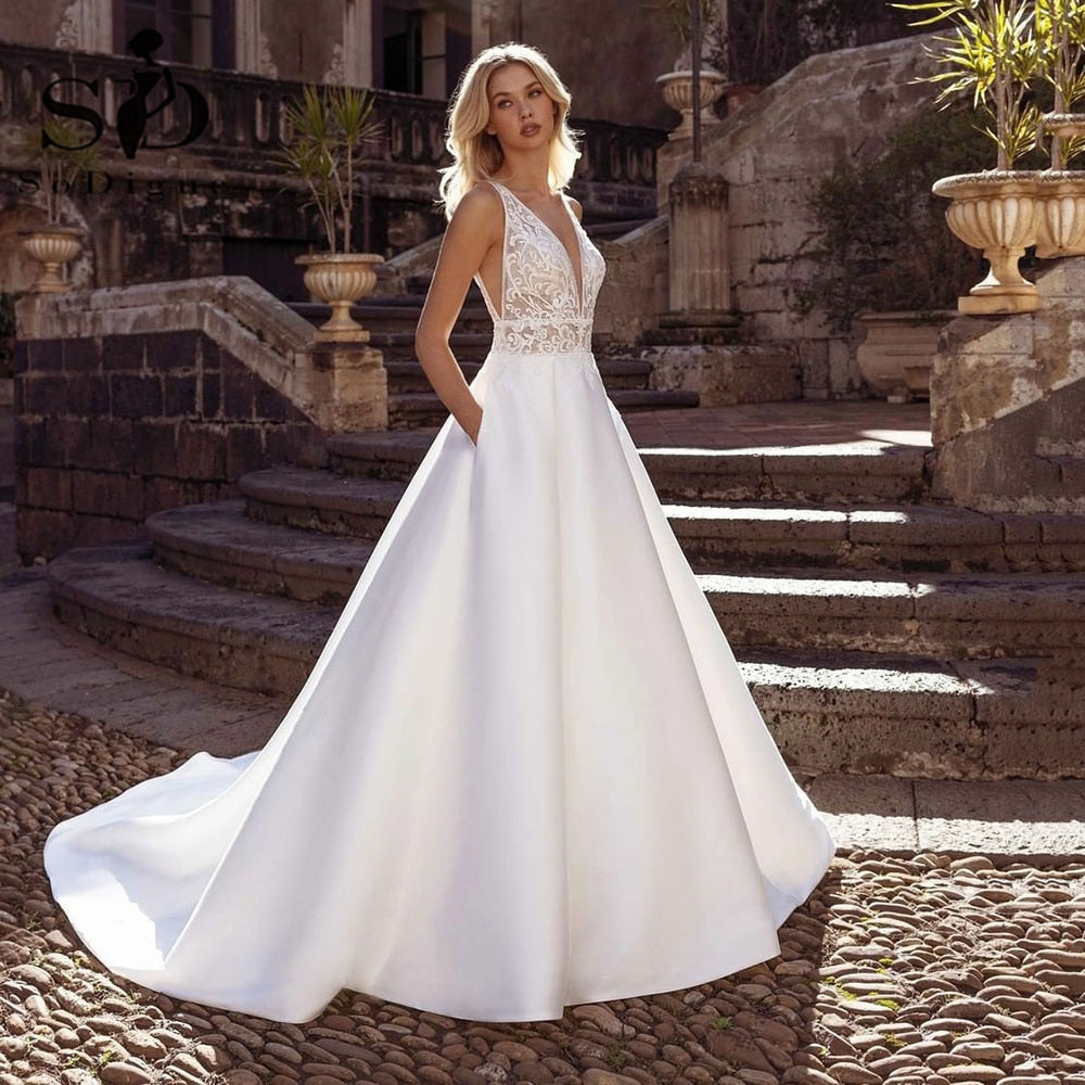 White Bridesmaid Dresses: A Line Wedding Dress Robe De Mariee Deep V Neck Applique